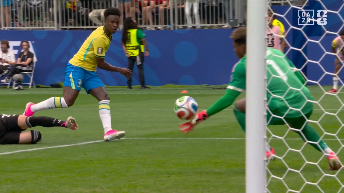🏆️━━━━━━━━━━━━ FIFAワールドカップ ラウンド32 DAZNピックアップシーン ━━━━━━━━━━━━━⚽ 鈴木彩艶がスーパーセーブ！ ヴィニシウスのシュートを間一髪で防ぎ 勝ち越しを許さず 🆚ブラジル×日本 🧤鈴木彩艶（日本）⏱58分
