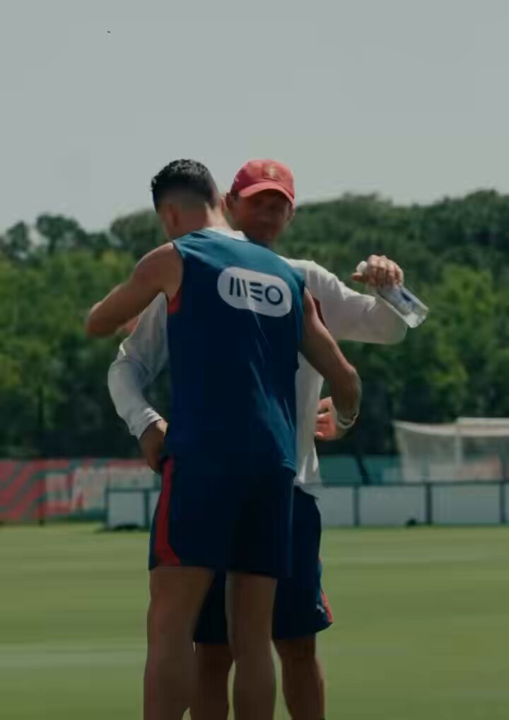 🚨 Moment bouleversant de Cristiano Ronaldo 🇵🇹 réconfortant Ricardo Carvalho, qui vient de perdre son père. 🥺🕊️ Énormément de force à lui dans cette période difficile. ❤️🙏