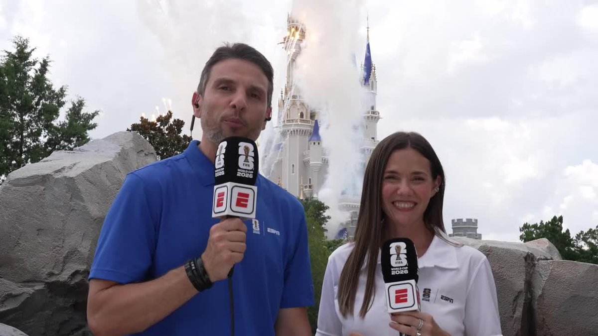 ¿HABRÁ UN LUGAR Y UN MOMENTO MÁS MÁGICO QUE ÉSTE? Luciana Rubinska y Esteban Edul desde el Magic Kingdom Park. ⚡ #ESPNMundial 📺 Mirá los mejores partidos de la #FIFAWorldCup por ESPN, en el Plan Premium de #DisneyPlus