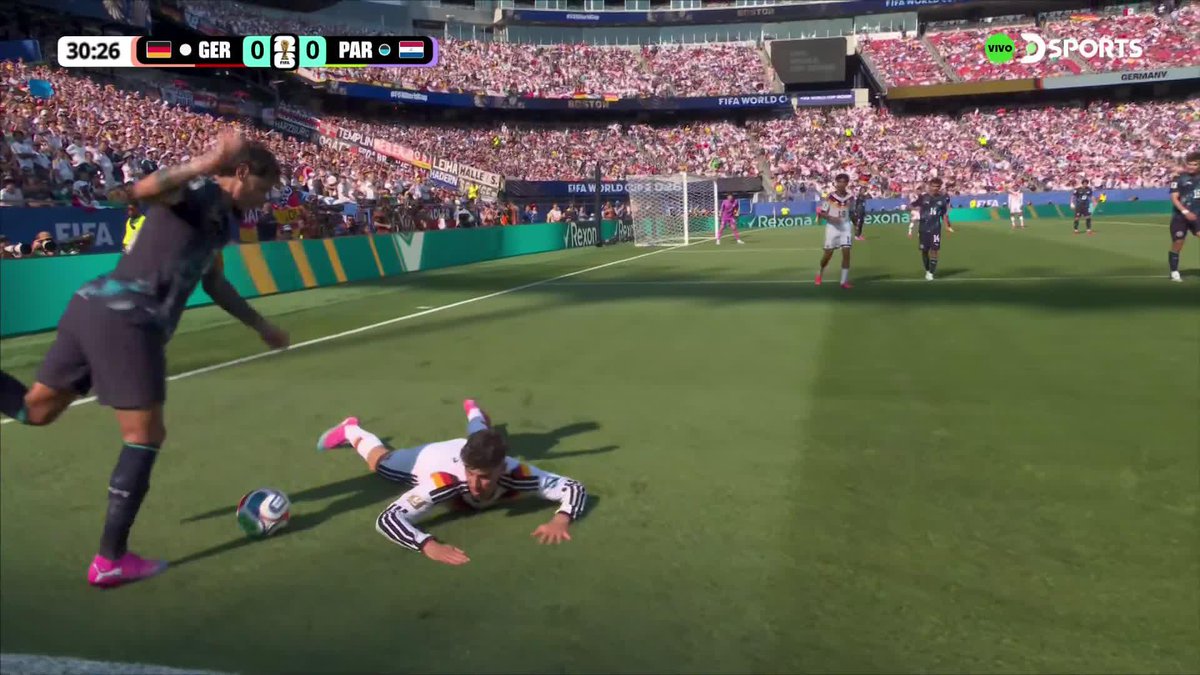 GUSTAVO GÓMEZ SIENDO GUSTAVO GÓMEZ 💥🇵🇾 El defensor paraguayo derribó a Havertz y, en el intento de despeje, le dio un pelotazo. #MundialEnDSPORTS #FIFAWorldCup