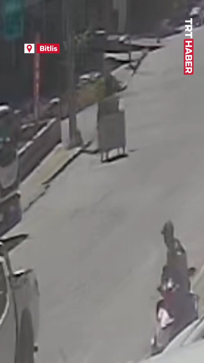Bitlis'te rüzgarın etkisiyle hareket eden çöp konteyneri, araçlara çarparak sokaklarda ilerledi.