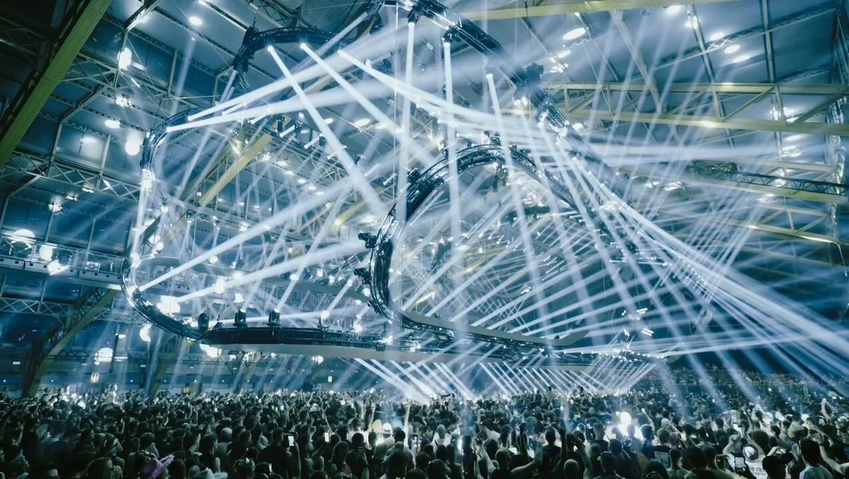 German hard techno DJ and producer Klangkuenstler brought his Outworld production to Lyon, and the production truly looks out of this world. He transformed the venue with his signature Mega Reaktor tunnel as 14,000 fans attended the debut French edition of the show.