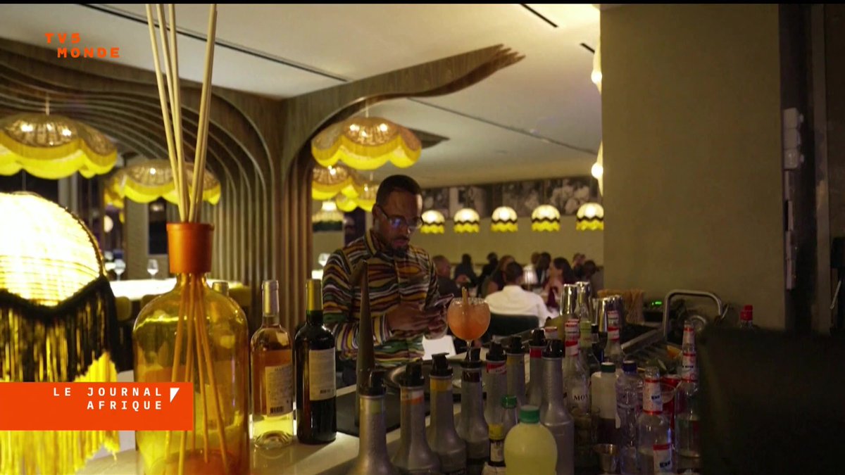#RDC À Kinshasa, une nouvelle génération de chefs cuisiniers s'approprient les recettes traditionnelles de RDC où la haute gastronomie peine encore à émerger. Immersion ce soir dans les cuisines du "Zaïre", restaurant huppé de #Kinshasa.