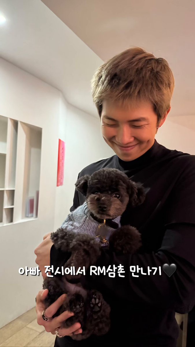 아니 이거 영상 풀어주심 ㅠㅠㅠㅠㅠㅠ 강아지이름 오디래 ㅠㅠㅠㅠㅠㅠ 아 남준이 엉덩이 받친손ㅠㅠㅠㅠ 진짜개부럽네 ㅠㅠㅠㅠ