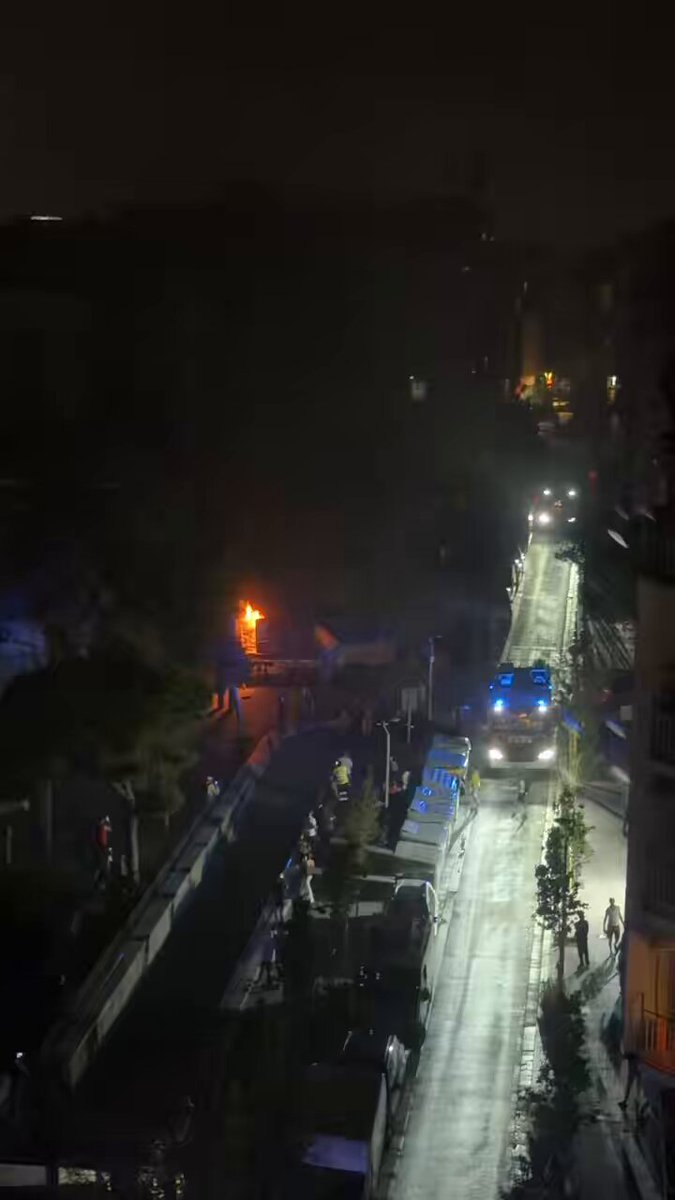 Han posat un transformador, i després de 10h sense llum, semblava que havia tornat la llum… Ha sigut un miratge que ha durat només 10 minuts. Què ha passat? Ha acabat en flames. Tot un èxit! #AvariaHospitalet Ajuntament L'H