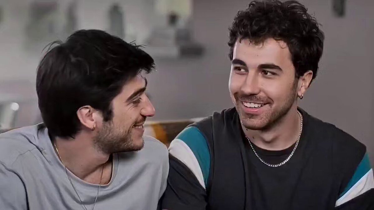متت طاحوا بكذبة مواعدتهم المزيفة لما أصحابهم طلبوا منهم يبوسوا بعض، مشاعرهم وضحت حرفيًا اكلو بعض
