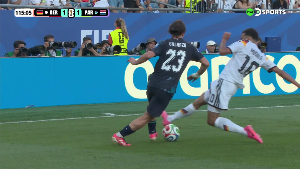 MUSIALA TAMBIÉN PEGA 💥 Durísima entrada del alemán sobre Galarza Fonda tras el lindo caño del paraguayo. #MundialEnDSPORTS #FIFAWorldCup