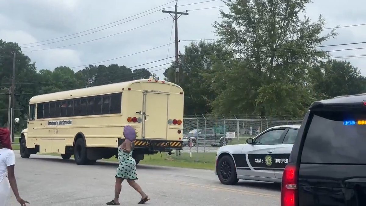 The riot/hostage situation at a NC prison is reportedly over and the inmates have been moved. Of course the shower cap women were on site to cheer on their baby daddies 🤨 Avoid shower cap women accordingly... #jail #NC #prison #inmate #Windsor #crime #cops #BertieMartinRegionalDetentionCenter