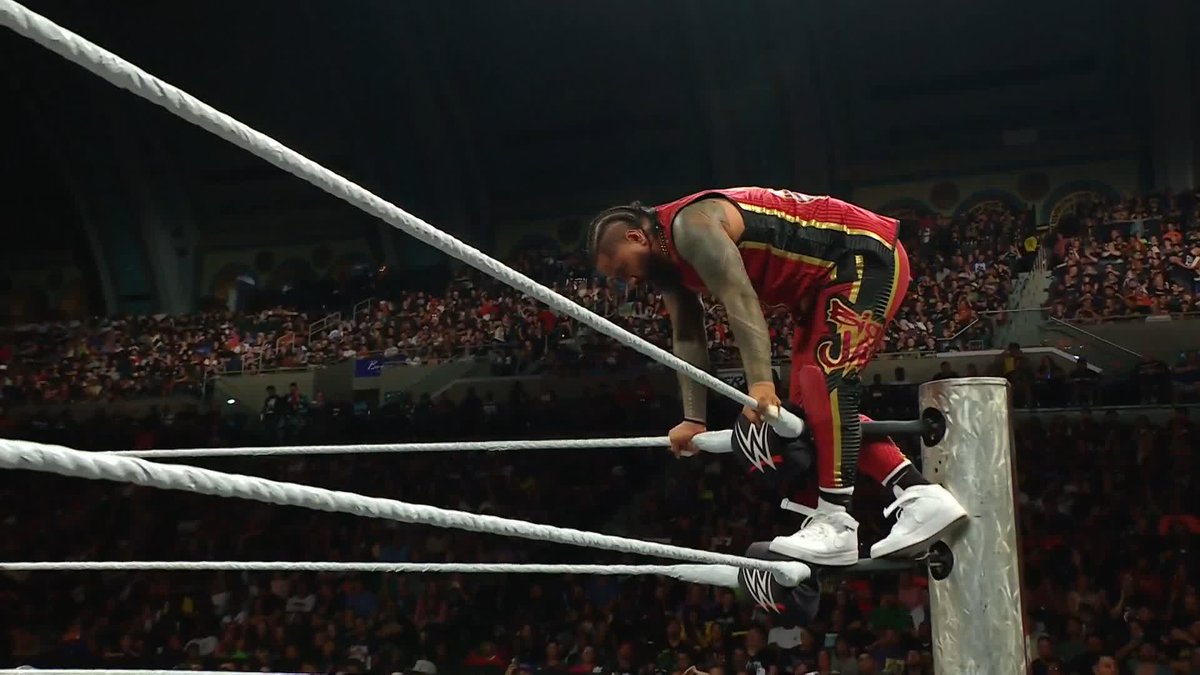 LA Knight just FLEW up to the top rope!! 😱