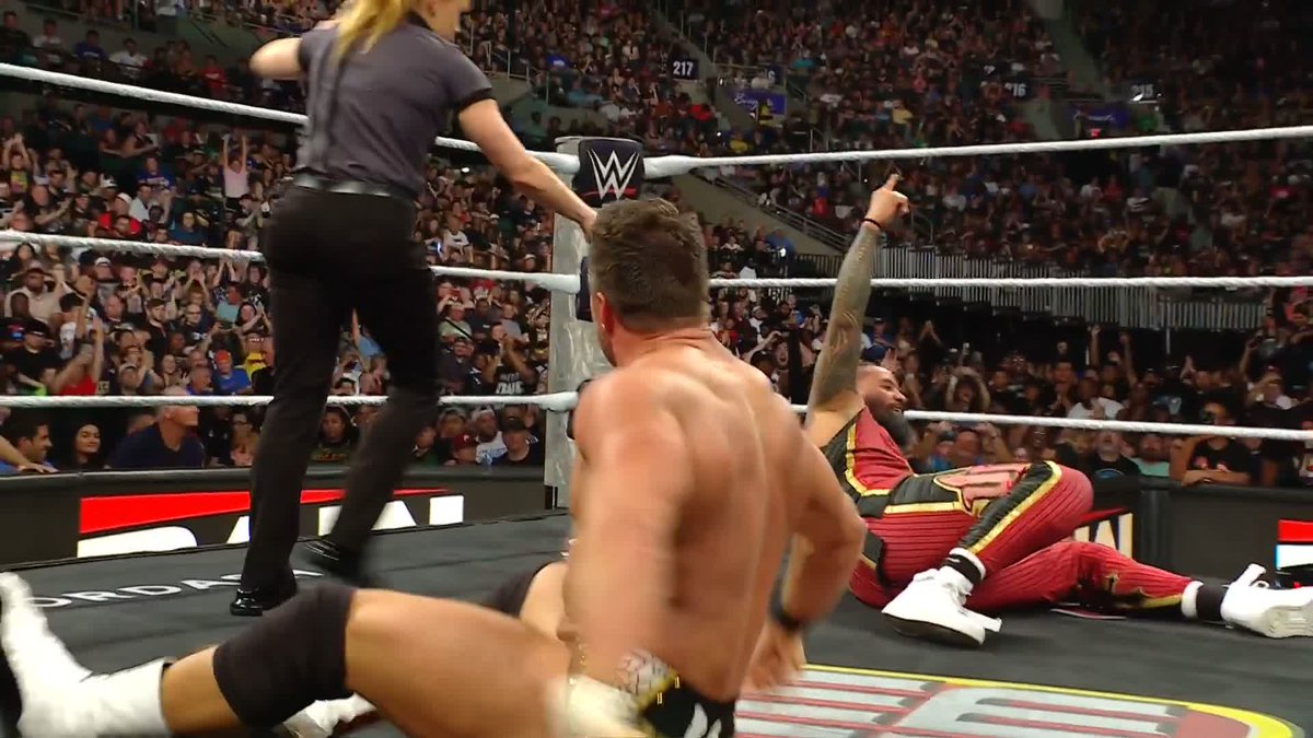 Off the Jey Uso distraction, Jimmy Uso steals the WIN!! 👀 A tough break for LA Knight!