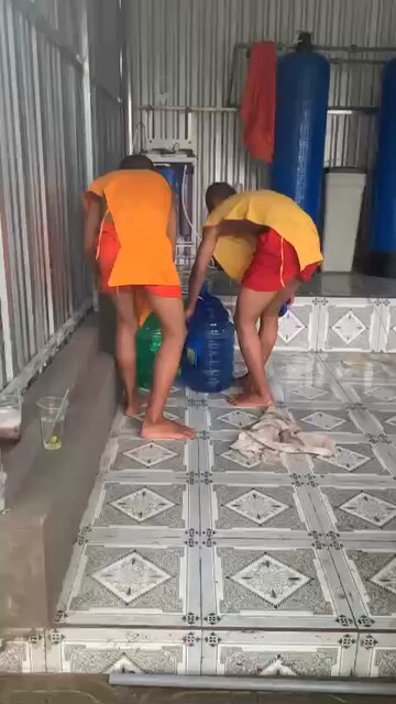 🔥 Sư Phật giáo Nam tông Khmer: Ăn mặn, to khoẻ, làm nhiều & cười suốt! Không gầy guộc, không chay trường kiêng khem. Các sư Khmer vạm vỡ, da rám nắng, cầm cuốc làm ruộng, xây chùa, dạy trẻ… rồi vẫn ngồi tụng kinh. Dân dâng gì ăn nấy – thịt cá đầy mâm, chỉ cần Tam tịnh nhục là ok! 😎 Phật giáo gần dân, vui vẻ, đời thực nhất Nam Bộ! Chùa Xoài Trà Vinh. Phật tử cúng dường đồ ăn hằng ngày, cơm để trong thố bạc… nhiều điều thú vị🤔 Có dịp bác hãy đến chùa khơ me dùng cơm trưa, bạn sẽ nhớ mãi🥰 #PhatGiaoNamTong #Khmer #NamBo #PhatGiaoVietNam