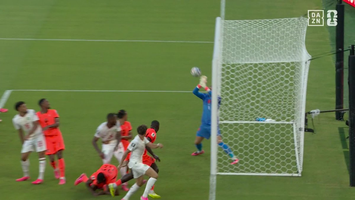 立て続けに決定機を阻止✋ モロッコが攻め込む展開 フェルブルッヘンが止めた🇳🇱 🏆️#FIFAワールドカップ ラウンド32 🆚オランダ×モロッコ 📱#DAZN ライブ配信中 #本気で楽しむならDAZN コカ･コーラ