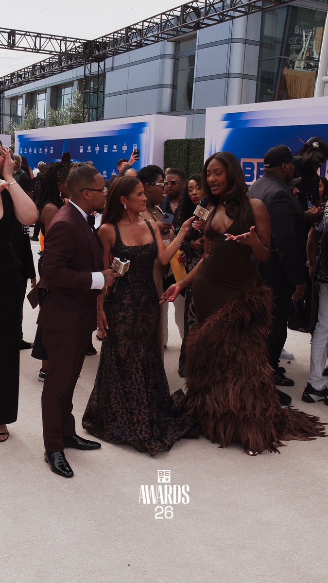 Tems STAYS in rotation over here! 🤎 Catch the encore of the #BETAwards right now, only on BET! #Tems #RocsiDiaz #BowWow