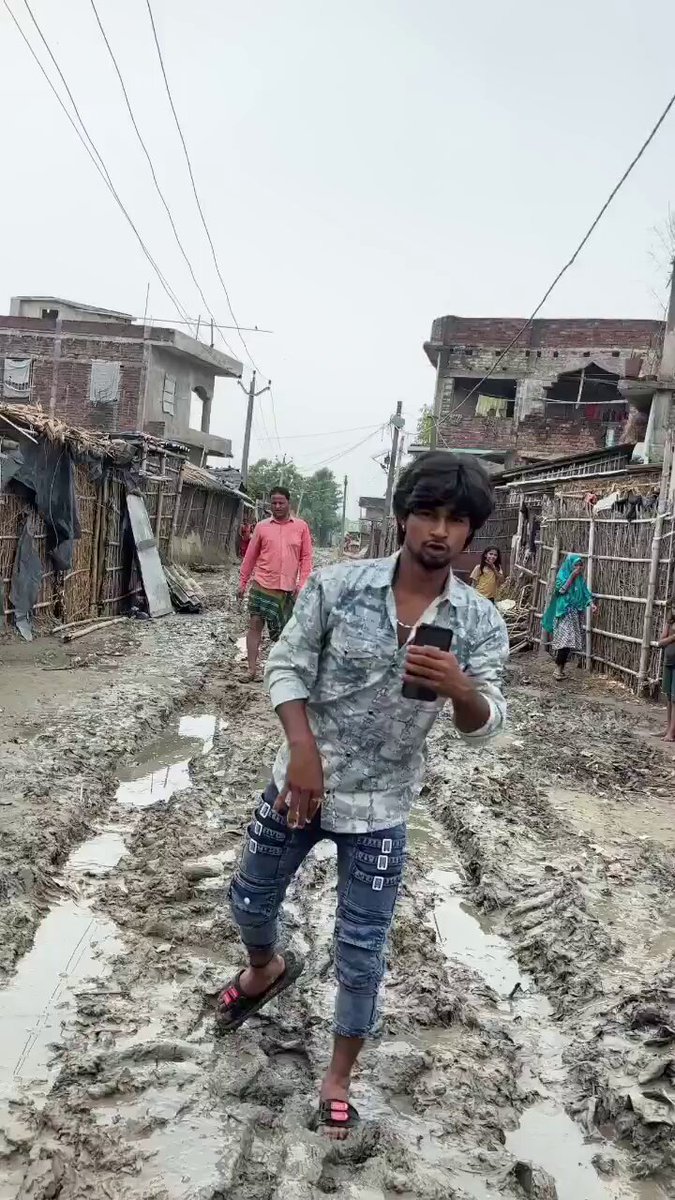 माधुबनी का ये लड़का अपना गांव दिखा रहा है विकास का! कीचड़ भरी गलियां, कच्चे रास्ते, बांस के झोपड़े... अरे वाह, देखो कितना विकास हो गया है! 😡 बिहार मे पुलिस की मनमानी की प्रतिदिन Video आती है पर किसी विधायक को ऐसे भ्रस्टाचार मे गिरफ्तार करते एक भी Video नहीं आती 🤔
