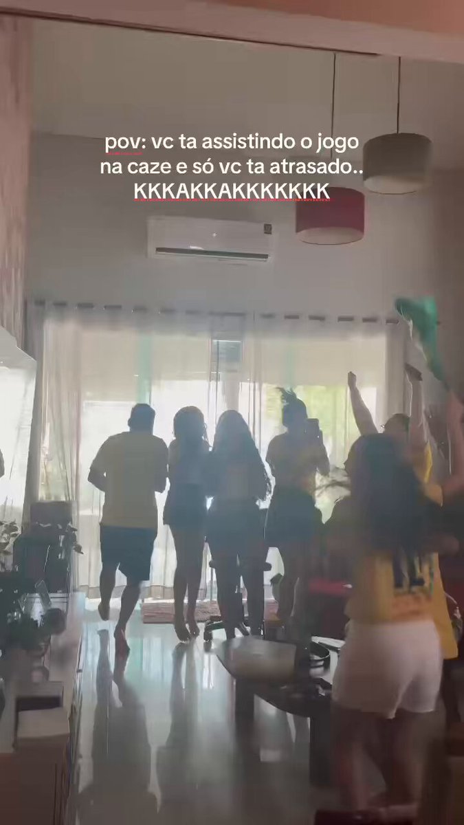 ele chegando quando a comemoração já tava acabando KKKKK