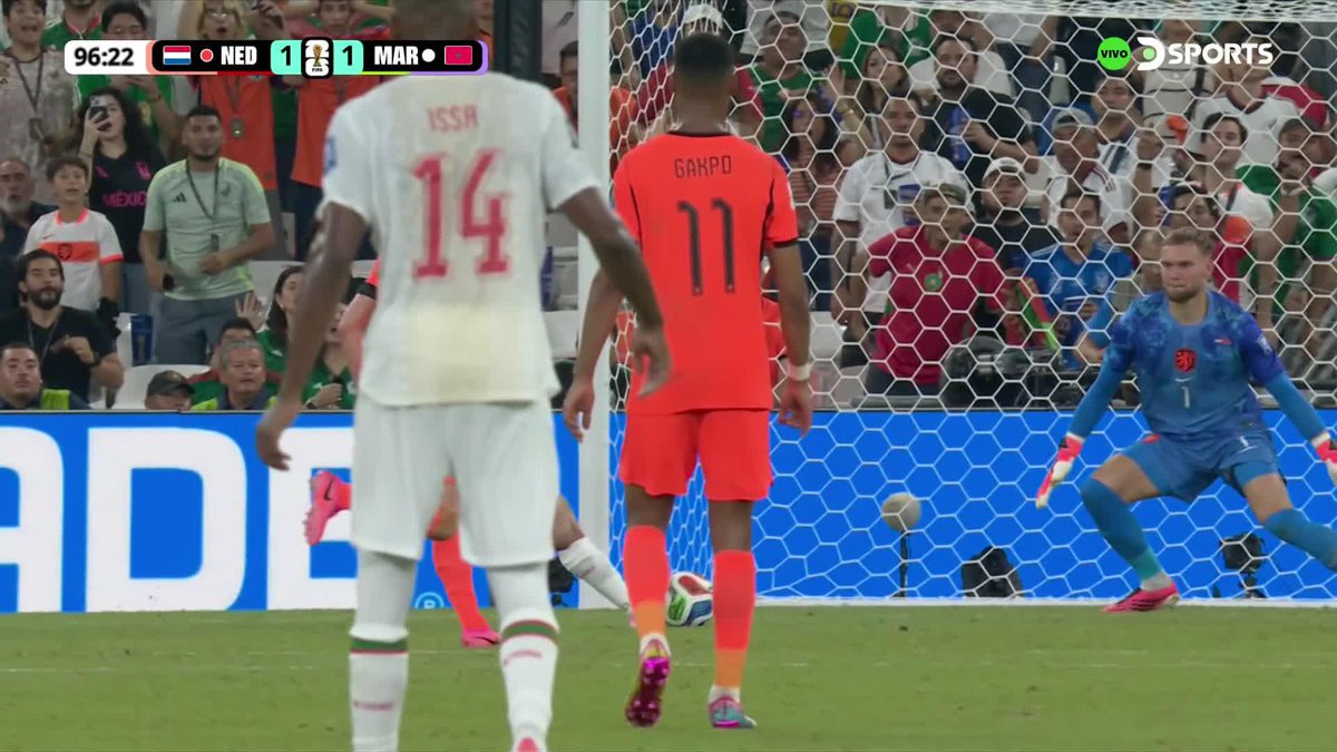 ¡ATAJADA MILAGROSA DE VERBRUGGEN! Impresionante jugada de Rahimi, pero el arquero de Países Bajos sacó un pie MILAGROSO y mantiene el empate en el alargue. #MundialEnDSPORTS #FIFAWorldCup