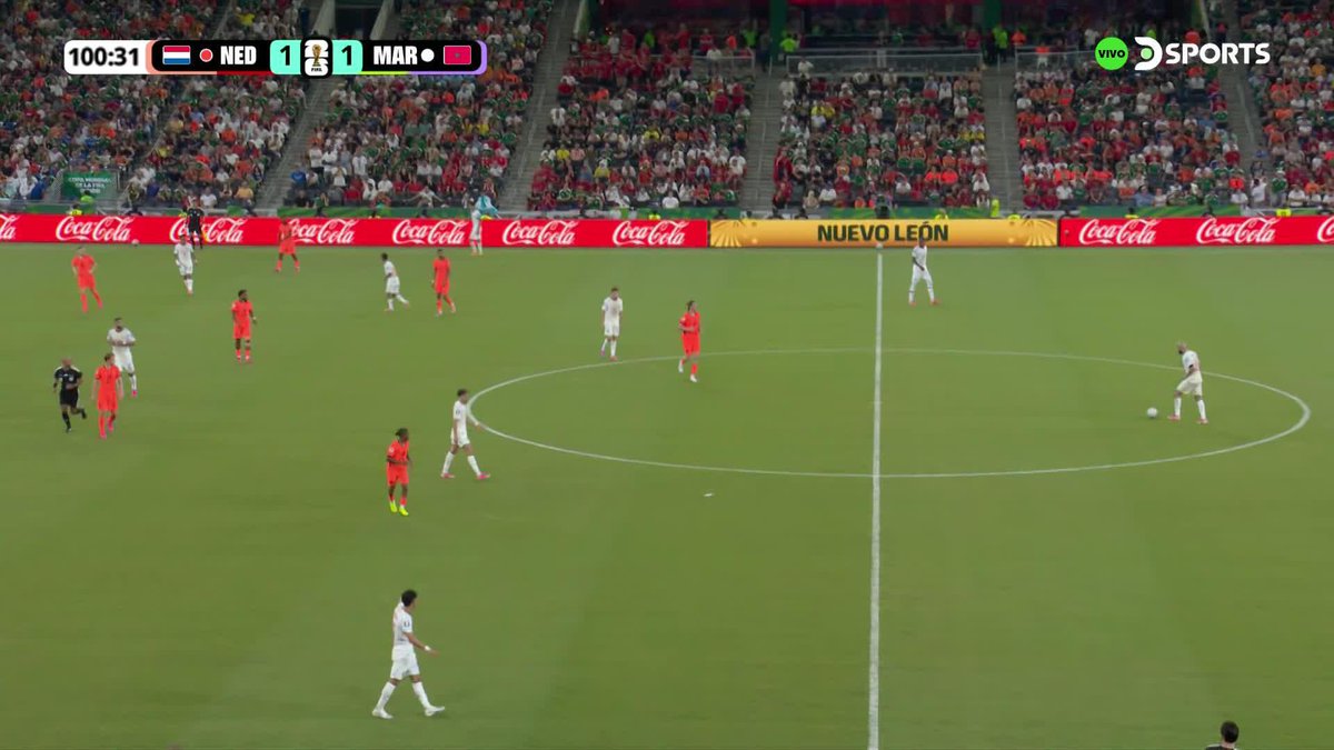 🏟️🇲🇽 LOS HINCHAS MEXICANOS GRITAN “OLE, OLE” ANTE LOS TOQUES DE MARRUECOS.