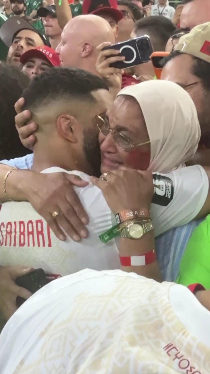 Les larmes de joie de Saibari dans les bras de sa maman après la qualification 🥹🇲🇦