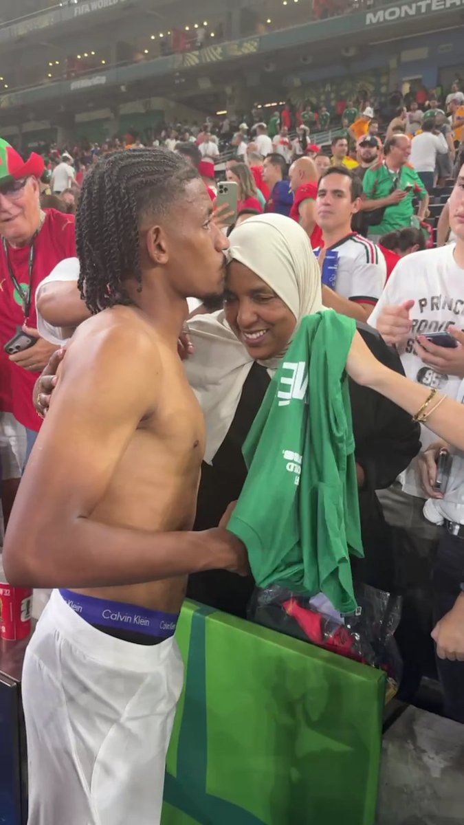 Redouane Halhal 🇲🇦 retrouve sa maman pour célébrer la qualification
