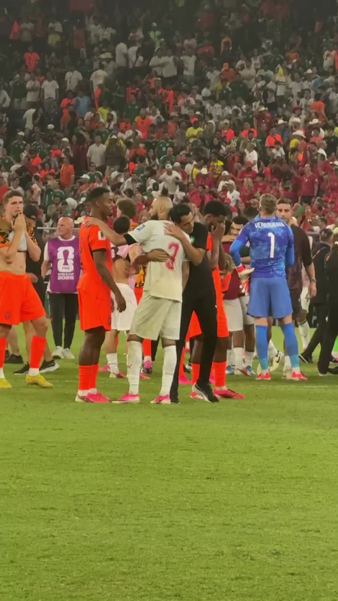 🇲🇦🤝🇳🇱 Noussair Mazraoui réconforte les Oranje après leur élimination