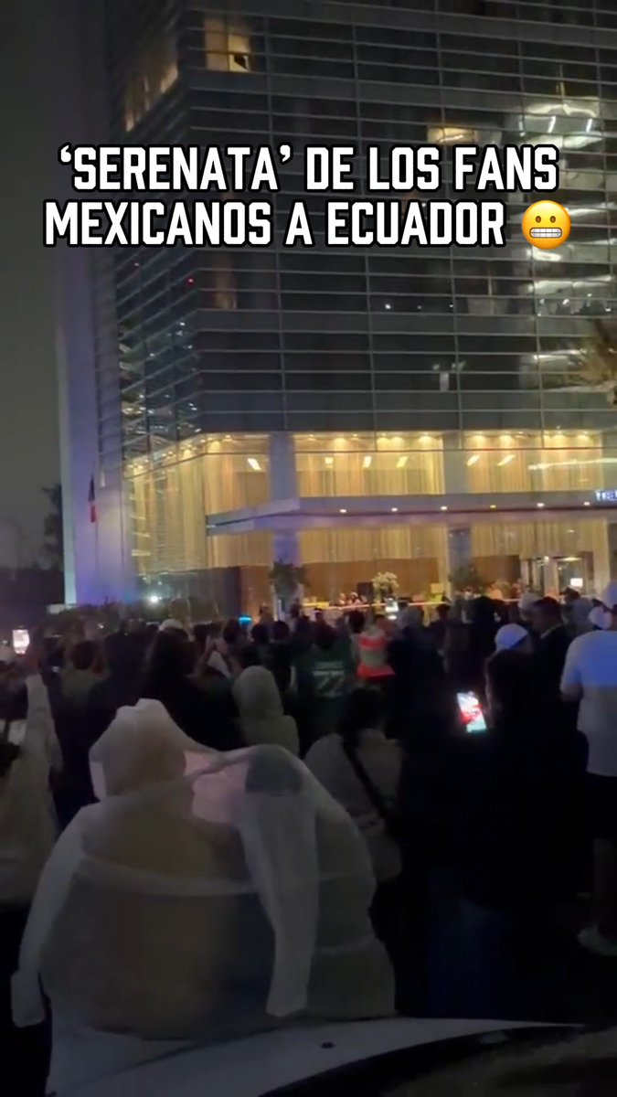 ¡NO QUIEREN QUE ECUADOR DESCANSE BIEN! 👀 🇲🇽 Varios fans mexicanos se dieron cita en el hotel de concentración Ecuador, para hacer el mayor ruido posible, y evitar que descansen lo mejor posible. La selección visitante ya le pidió a la policía que intervenga. 👀