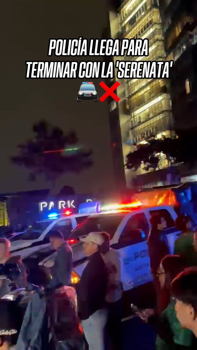 ¡QUIEREN TERMINAR CON LA SERENATA! 🚨 🇪🇨 Llegó la policía al hotel, luego de que la Selección de Ecuador se quejara del ruido de la afición mexicana. Pese a la llegada de la policía, la afición mexicana no se termina de ir. 👀