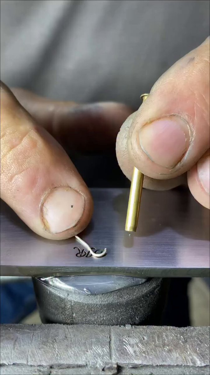 Metal plaka üzerine lazerle oyulan harflerin içine gümüş tel yerleştiren zanaatkar, çekiçleyip zımparaladığı yüzeyde kusursuz bir kakma imza işçiliği çıkardı.