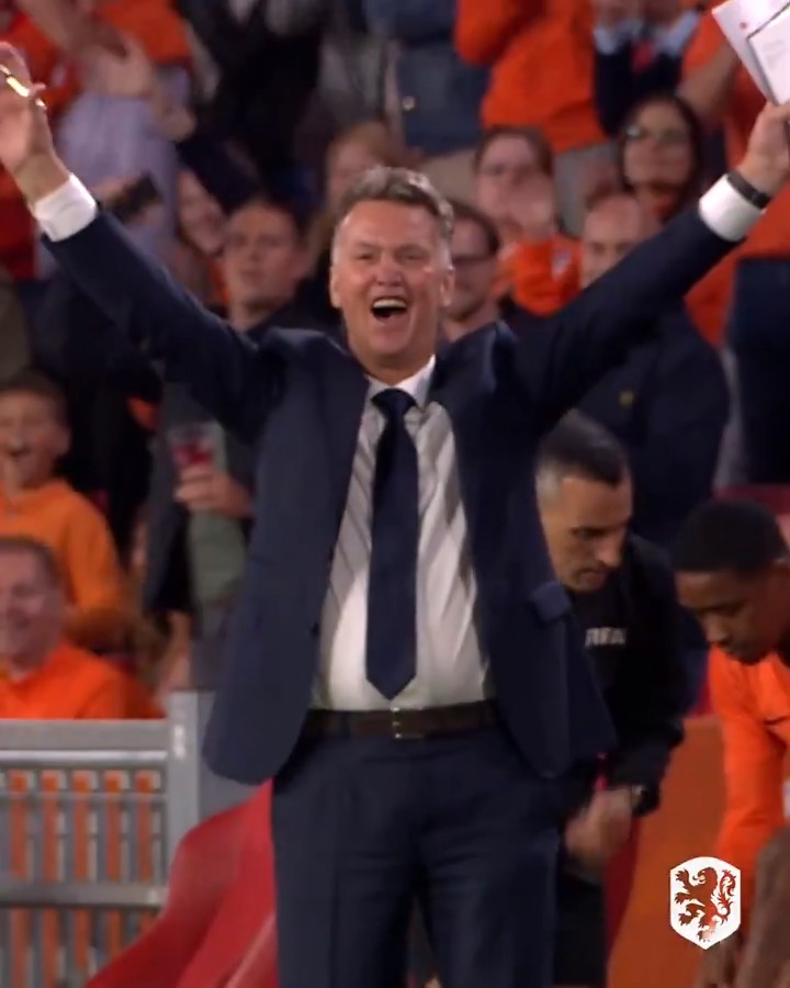 مع لويس فان خال شاهدنا منتخب هولندي رائع منتخب هولندي يقارع الجميع ولا يتخلى عن أسلوبه...كان اخر المدربين الهولنديين اللي تركوا أثر كبير ...ومن ثم جاء رونالد كومان ودمر كل ما فعله لويس فان خال ...ودمر ارث المدرسة الشاملة بفكره السيء وافكاره العقيمة