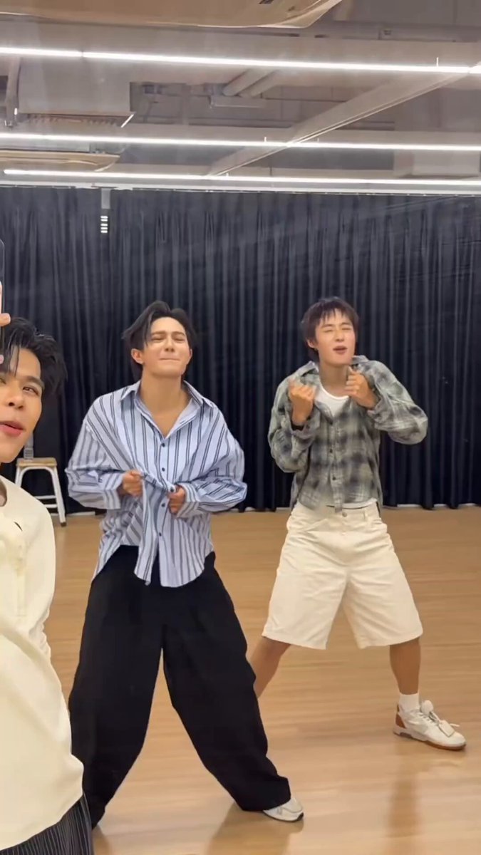 เต้นถูกสเปกเทสดีแบบเบบี๋ไม่เปิดพุงโชว์ ดึงเสื้อพี่ตุ้ยจนคอยืดจบด้วยวิ่งทำหน้าดื้อมาหาพี่นัท เด่กนี่ยังเร้กอยู่มากกกก😭😭😭😭😭😭😭😭😭😭😭😭 #williamjkp #nnutdan #TuiChayatorn #LYKN