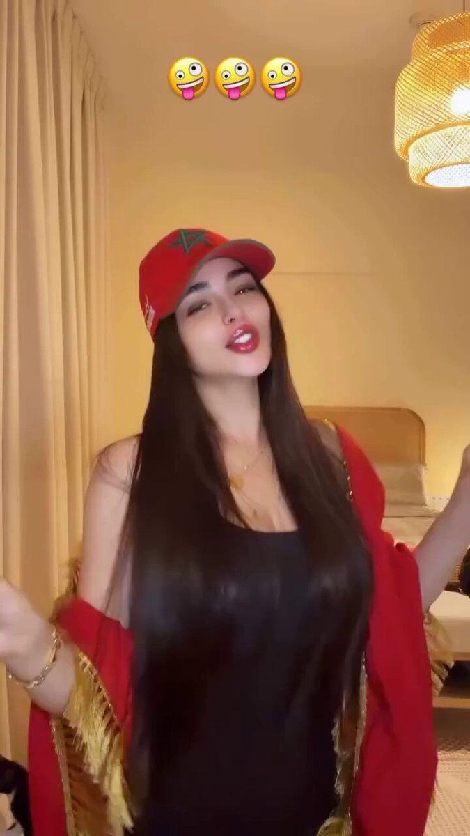 مشجعه مغربية تقف وتشجع منتخبها بأصعب مباريات المنتخب وتثق بفوزهم من فهم الاغنيه ههههه