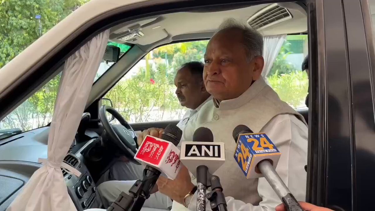 49, सिविल लाइंस आवास पर प्रेस के साथियों से बातचीत- पत्रकार का सवाल: यमुना जल समझौते को लेकर सरकार और मंत्रियों द्वारा की जा रही बयानबाज़ी पर आपका क्या कहना है? मेरा जवाब: मैंने नीमकाथाना में स्पष्ट कहा था और अपने उस बयान पर मैं आज भी पूरी तरह कायम हूँ कि जिस दिन यमुना का पानी नीमकाथाना आ जाएगा, मैं खुद मुख्यमंत्री निवास पर जाकर उनका स्वागत और अभिनंदन करूँगा। अब उस बयान को तोड़-मरोड़ कर इनके वर्तमान या पूर्व मंत्री जो कुछ भी बोल रहे हैं, वे सिर्फ अपनी झेंप मिटाने का प्रयास कर रहे हैं। एमओयू (MoU) होना या एमओए (MoA) होना, इन सब कागज़ी बातों को आप छोड़िए; मेरा सीधा सा कहना है कि अगर राजस्थान में पानी आता है, तो मुझसे ज़्यादा पूरे प्रदेश को खुशी होगी। साल 1994 के उस ऐतिहासिक समझौते को अगर ये लोग धरातल पर लागू करवा देते हैं जो कि इतने सालों में नहीं हो पाया, क्योंकि इस बीच राजस्थान और हरियाणा दोनों जगह भाजपा की भी सरकारें रहीं और कांग्रेस की भी तो इससे बड़ी खुशी की बात और क्या होगी? यह पूरे प्रदेशवासियों के लिए और विशेष रूप से चूरू, सीकर और झुंझुनूं सहित पूरे शेखावाटी क्षेत्र के लिए एक बहुत बड़ी सौगात होगी। मैंने तो सिर्फ इतनी सी सकारात्मक बात कही थी। अब इस पर जो राजनीतिक अखबारबाज़ी की जा रही है, मैं उसका जवाब नहीं देना चाहता, क्योंकि कुछ लोग अपने निजी स्वार्थों के लिए, केवल मुख्यमंत्री या अमित शाह जी को खुश करने के लिए ऐसी अनर्गल बयानबाज़ी करते हैं। इस मौके पर मैं एक और महत्वपूर्ण मुद्दा उठाना चाहता हूँ। राजीव-लौंगोवाल समझौते के तहत हमारे हिस्से का जो 0.8 एमसीएम पानी है, उसे हम आज तक नहीं ला पा रहे हैं क्योंकि पंजाब उस पर कुंडली मारकर बैठा हुआ है। चाहे इस दौरान केंद्र और राज्यों में भाजपा की सरकार रही हो या कांग्रेस की। मैं कहना चाहूँगा कि अगर देश के गृह मंत्री अमित शाह जी इस मामले में इतना इंटरेस्ट ले रहे हैं और राज्य सरकार को उनका पूरा सपोर्ट मिल रहा है, तो यह बेहद अच्छी बात है और हम इसका स्वागत करते हैं। लेकिन मैं इनके प्रयासों को असली मायने में सफल तब मानूँगा, जब पंजाब से हमारे समझौते के मुताबिक वह 0.8 एमसीएफ पानी राजस्थान को मिल जाए। वह पानी इंदिरा गांधी नहर (IGNP) के हिस्से का भी है, और अगर वह हमें मिल जाता है, तो श्रीगंगानगर, हनुमानगढ़, बीकानेर और जैसलमेर समेत पूरी नहरी पट्टी के किसानों को उसका बहुत बड़ा फायदा मिलेगा। इसके साथ ही भाखड़ा नहर, गंग नहर और इंदिरा गांधी नहर से जो पीने का पानी हमें मिलता है, वह पूरा पानी जो राजस्थान का संवैधानिक हक बनता है, हमें समय पर मिलना चाहिए। आज स्थिति यह है कि इस वर्तमान सरकार की घोर लापरवाही के कारण नहरी तंत्र में पानी को रोका गया। हर साल मरम्मत (Repair) के नाम पर जो क्लोजर लिया जाता है, उसके खत्म होने और पानी छोड़े जाने के बाद भी आज तक जोधपुर जैसे बड़े शहर में पीने का पानी सुचारू रूप से नहीं पहुँच पा रहा है। अभी तीन दिन पहले ही मैं खुद जोधपुर का दौरा करके आया हूँ, वहाँ आज भी लोग बूंद-बूंद पानी के लिए तरस रहे हैं। यह सरकार की प्रशासनिक नाकामी और लापरवाही का सबसे बड़ा उदाहरण है। हमारे कार्यकाल के दौरान पंजाब में चाहे प्रकाश सिंह बादल जी की सरकार रही हो या कैप्टन अमरिंदर सिंह जी की, हमने हमेशा समय रहते उनसे बात की। बादल साहब तो हमारे राजनीतिक रूप से विपक्ष में थे, इसके बावजूद हमने बेहतर समन्वय बनाकर राजस्थान के किसानों के लिए पानी की कभी कमी नहीं होने दी। लेकिन आज हनुमानगढ़ और श्रीगंगानगर के इलाकों में पानी को लेकर त्राहि-त्राहि मची हुई है। रोज़ाना वहां के किसान मुझसे मिलने जयपुर आ रहे हैं। वे लोग सिंचाई और पीने के पानी, दोनों को लेकर बेहद तकलीफ में हैं, और इस संकट पर वर्तमान सरकार के पास कोई जवाब नहीं है। इसलिए मेरा सरकार से स्पष्ट कहना है कि आप अपनी यह घोर लापरवाही और केवल कागज़ी राजनीति करना छोड़िए। ज़मीन पर काम करके किसानों को हक का पानी दिलाइए, क्योंकि पानी न मिलने के कारण श्रीगंगानगर, हनुमानगढ़ और आगे के क्षेत्रों का बेचारा किसान पूरी तरह बर्बाद हो रहा है। सरकार को चाहिए कि वह राजनीति से ऊपर उठकर किसानों को खेती और आमजन को पीने के लिए समय पर पानी उपलब्ध करवाए।