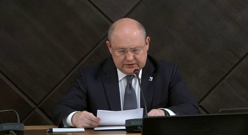 Гауляйтер Севастополя Развожаев: у нас очень сильный рост цен на бензин, так как нефтяных госкомпаний тут нет, федеральных сетей тоже нет. Путинисты, а почему? А как же "Крымнаш", родная гавань, с Россией навсегда? 12 лет уже, где Роснефть, Газпромнефть? Ладно, я сам вам скажу, почему так. Потому что Крым и Севастополь не воссоединялись с Россией, а были оккупированы. И все это понимают. И даже вы, путинисты, это понимаете.