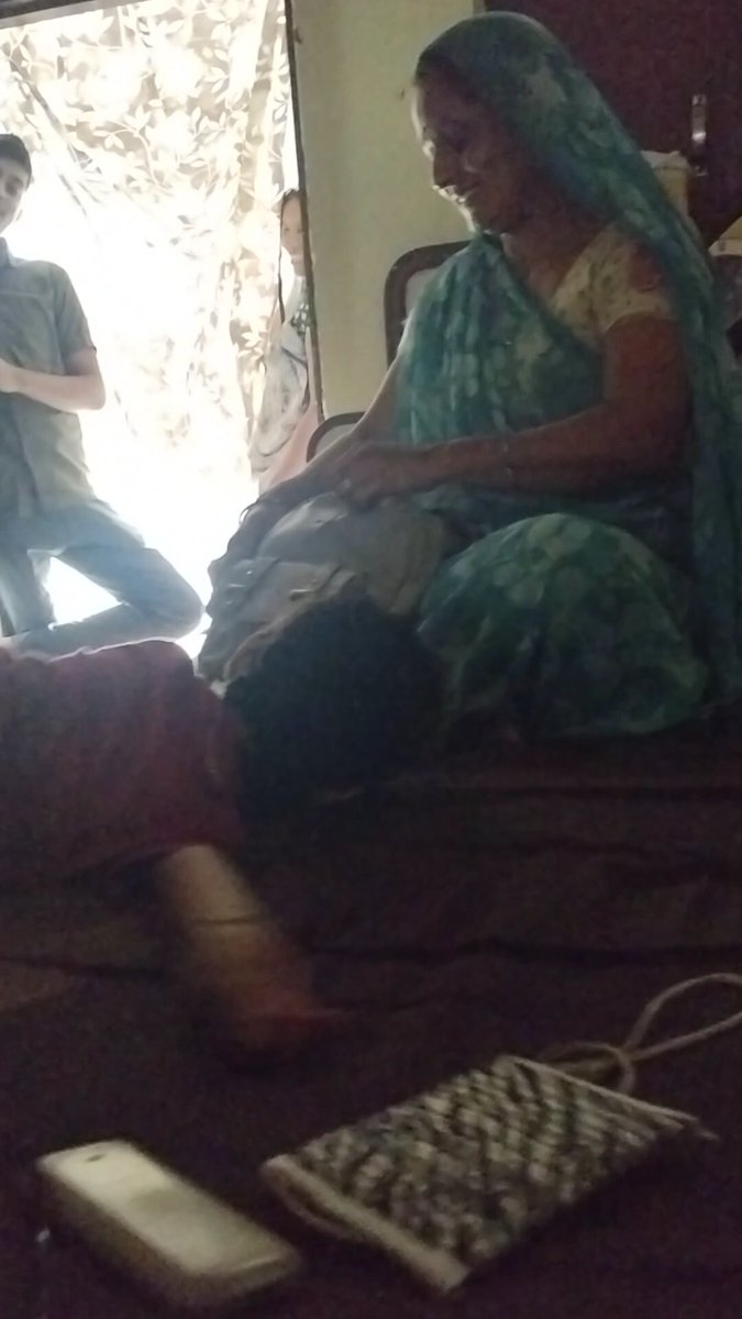 Fast day बेटी school गई तो 7 घंटे बाद आकर लिपट गई , टिपिंग में पूरी की पूरी रोटी भरी हुई थी एक निवाला नहीं खाया लेकिन रोटी हुई तो नहीं आई में बस में लेने गई तो मुझे देखकर अपार खुशी चेहरे पर दिख गई