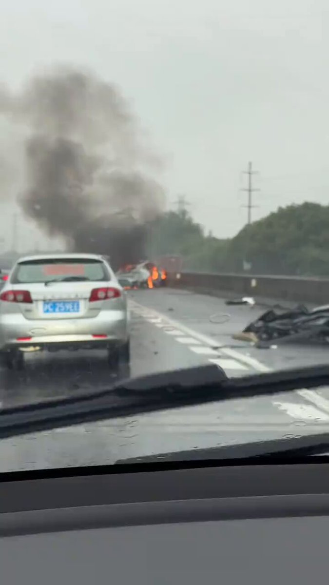 2026/6/29/上海早高峰，遥遥领先国产新能源自燃，倾瓢大雨也没有浇灭遥遥领先的火花！