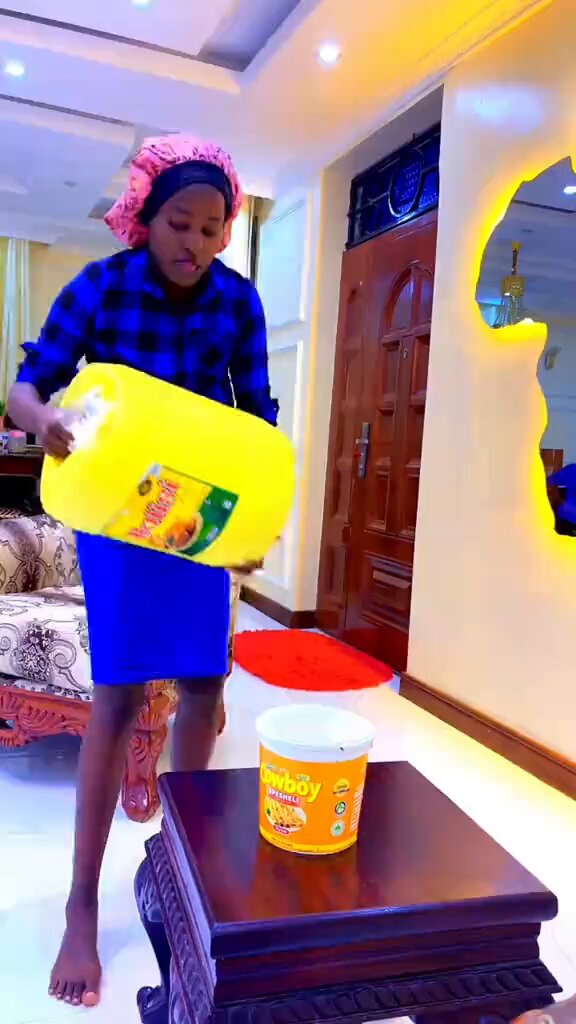 This lady is showing Kenyans how to make or brew Busaa at home 🥲🤣🤣 And it’s actually very helpful even for the kids! You can give it to them on the second day, before full fermentation. It introduces probiotics that help balance the gut microbiome, support immune function, aid digestion, and offer many other benefits…
