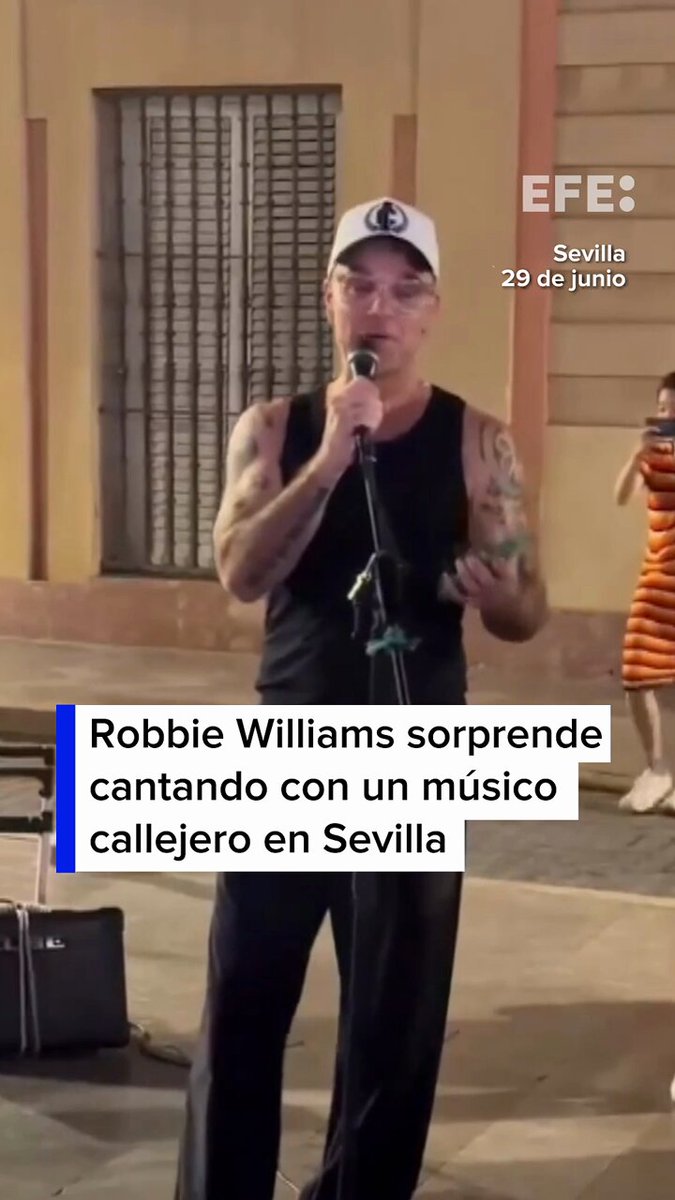 VIDEO | El cantante británico Robbie Williams sorprende en Sevilla cantando con un músico callejero.