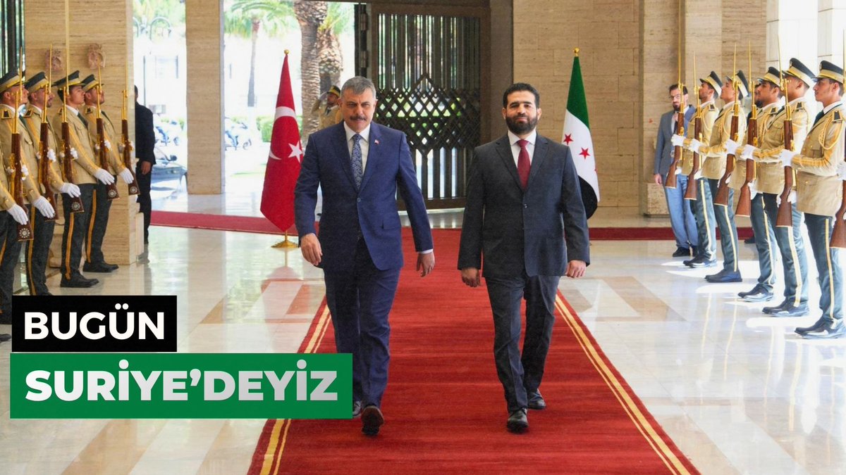 Bugün Suriye’deyiz. 🇹🇷🇸🇾 Resmî temaslarımız kapsamında, Suriye İçişleri Bakanı Sayın Enes Hattab ve beraberindeki heyetle bir araya geldik. Görüşmemizde; ülkelerimiz ve Bakanlıklarımız arasındaki ilişkileri, güvenlik iş birliğini, terör, uyuşturucu ve sınır aşan suçlarla mücadeleyi, sınır güvenliğini, göç ile gönüllü geri dönüş süreçlerini ele aldık. Elektronik trafik denetleme ve plaka tanıma sistemleri, parmak izi altyapısı, pasaport ve kimlik belgelerinin basımı, acil çağrı ve ambulans sisteminin kurulması ile Suriye polisinin eğitimi gibi başlıklarda iş birliği imkânlarını değerlendirdik. Kimlik kartı, sürücü belgesi, pasaport ve aile cüzdanı gibi veri güvenliği açısından önem taşıyan belgelerin basımında Suriye makamlarına teknik destek sağlayabileceğimizi ifade ettik. Eğitim ve ticaret amacıyla Türkiye’ye gelmek isteyen Suriye vatandaşlarına yönelik vize kolaylığı talebi de görüşmemizde gündeme geldi. Muhterem Cumhurbaşkanımız Recep Tayyip Erdoğan’ın da ifade ettikleri üzere, hiçbir Suriyeli kardeşimizi zorla geri göndermiyoruz. Gönüllü, güvenli, onurlu ve düzenli geri dönüşleri esas alıyor; Suriye’de istikrar güçlendikçe dönüşlerin de ivme kazanmasını memnuniyetle karşılıyoruz. Suriye’nin yeniden ayağa kalkması bakımından büyük önem taşıyan bu süreci destekliyor; başta kuzey bölgelerinde hayata geçirilen altyapı çalışmaları olmak üzere, geri dönüşleri kolaylaştıracak bütün imkânlarımızı seferber ediyoruz. Suriyeli muhataplarımıza; geri dönen kardeşlerimize yönelik destekleyici, kolaylaştırıcı ve cesaretlendirici politikaların geliştirilmesi, özellikle güvenlik ve barınma alanındaki sorunların giderilerek dönüş ve uyum süreçlerinin hızlandırılması beklentimizi ifade ettik. Suriye’nin istikrarı, güvenliği ve toprak bütünlüğü; yalnızca kardeş Suriye halkı için değil, bölgemizin geleceği bakımından da büyük önem taşımaktadır. Türkiye olarak; komşumuz Suriye’nin yeniden huzura kavuşması, devlet kurumlarının güçlenmesi ve Suriyeli kardeşlerimizin kendi topraklarında güven içinde yaşayabilmesi için samimi ve yapıcı desteğimizi sürdüreceğiz. Güçlendireceğimiz iş birliğinin, ülkelerimiz ve bölgemizin ortak geleceği için hayırlara vesile olmasını temenni ediyorum.