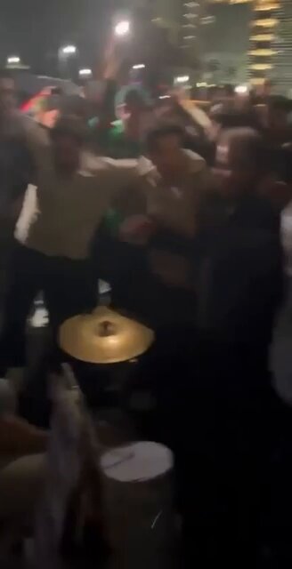 MÉXICO VS ECUADOR YA EMPEZÓ Trompetas, bocinas, gritos y cánticos retumban afuera del hotel de Ecuador en la madrugada previa al partido. La afición mexicana busca impedir que el rival descanse. Lo que sea, por una ventaja… aunque el precio pueda ser una sanción de la FIFA.