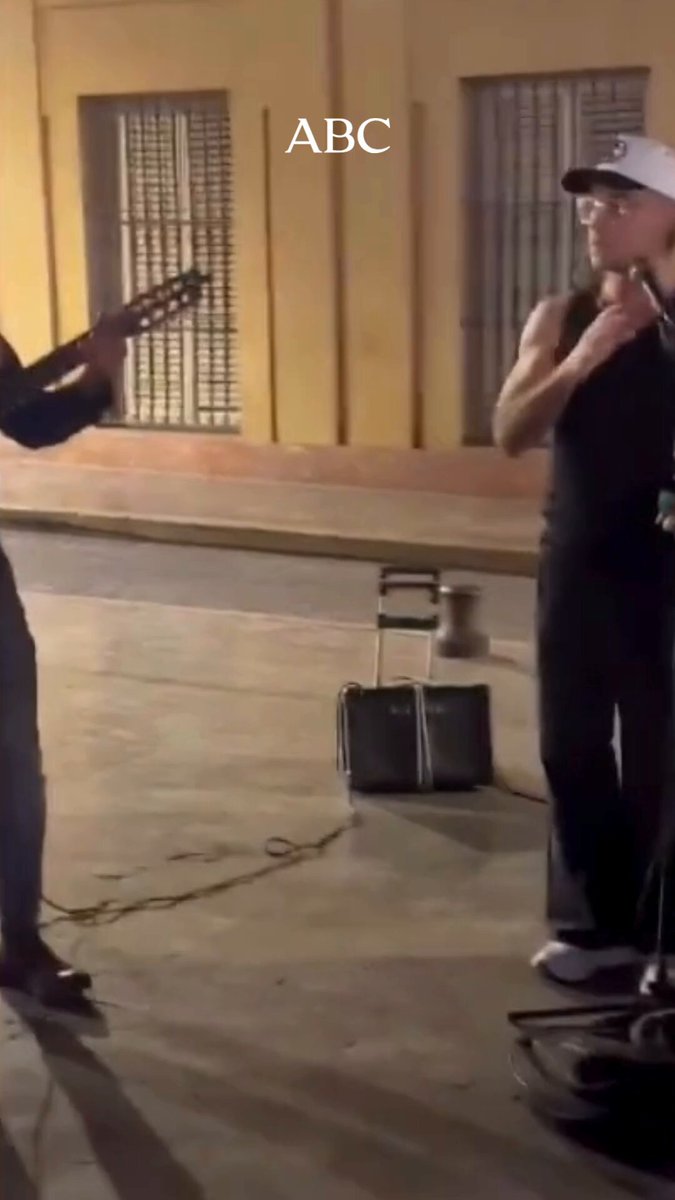 🎤 Robbie Williams soprende a los viandantes cantando 'Angels' en las calles de Sevilla ⤵️