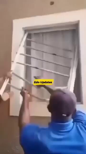 TRAGEDY ⚠️💔: A suspected internet fraudster was found dead inside a drum of water in his bathroom after neighbors noticed a foul odor coming from the house. According to the account accompanying the video, he had allegedly smoked a hard substance before going to take a shower. While trying to fetch water from the drum, he reportedly fell inside it. The account claims he may have been too intoxicated to pull himself out or may have lost consciousness, leading to his death.
