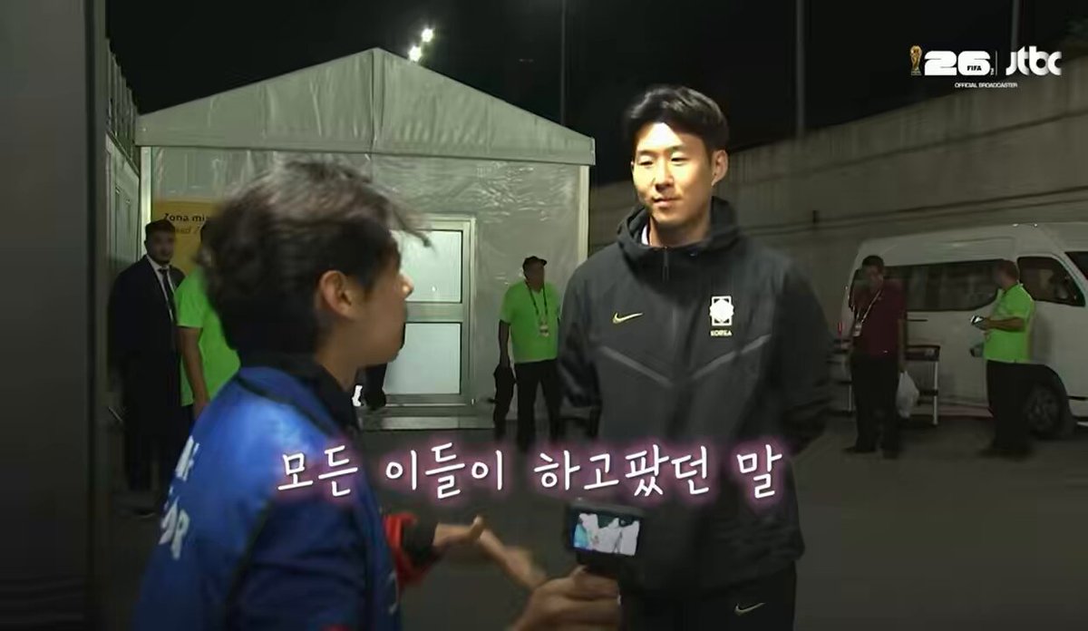 이런 얼굴로 듣고 있었구나 (,,•́ . •̀,, ) 늘 우리에게 위로가 되어줬으니 이번엔 흥민이가 위로 받을 차례야 ㅜ 글구 진짜루 죄송금지................💧