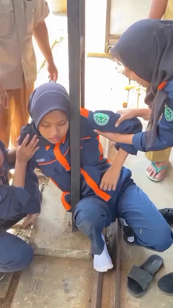 Saya kira ini terjadi hanya kepada anak-anak yg belum bisa mikir Ternyata remaja pun masih aja yg nyangkut kaya gini