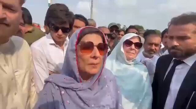 دو ہفتے سے ٹی وی پر یہ خبریں چلوائی جارہی ہیں کہ نورین نیازی کو ہم بھیجنا چاہ رہے وہ جا نہیں رہی نورین نیازی کھڑی ہیں یہاں ملاقات کروائیں نہ کس نے روکا ہوا ہے؟ علیمہ خان یہ جھوٹے لوگ ہیں انہوں نے آج تک کوئی صحیح کام نہیں کیا ،یہ جھوٹ بھی یہی پھیلا رہے انشا ء اللہ جس جس نے ملاقاتیں بند کرکے یہ ظلم کیا وقت آئے گا ان کو حساب دینا پڑے گا۔ Aleema Khanum #چلو_چلو_اڈیالہ_چلو #خان_کی_قید_تنہائی_جرم_ہے