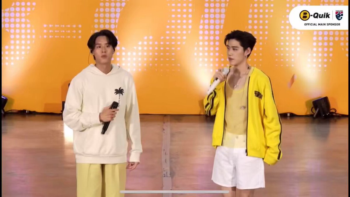 จริงๆเพลง Mr. Everything ของบิวกิ้นร้องแบบนี้นะคะ😝 🐱:รู้มั้ยว่าฉันนั้นชอบเธอขนาดไหน 🐶:ไม่รู้หรอก 🐶:ไม่รู้เธอจะรู้มั้ย ว่ามีใครสักคนเขารอ ที่จะดูแลเธอทุกอย่าง 🐱:ไม่รู้หรอก 🐱:เธอมีอะไรเรียกฉันเลยจะไปหา 🐶:มาจริงอ่ะเปล่า