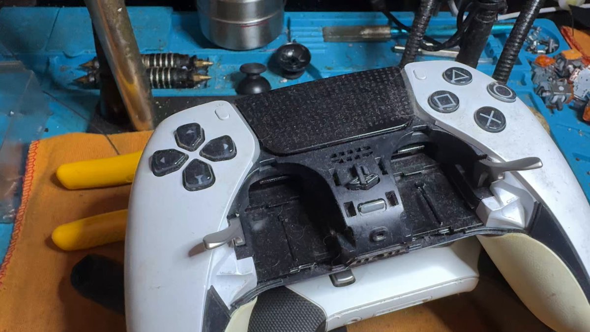 Isso aqui é revoltante. É um dos raros momentos em que sonysta e caixista se unem contra um inimigo em comum, que é a vagabundagem da Sony e Microsoft. E nem me refiro a drift hein…