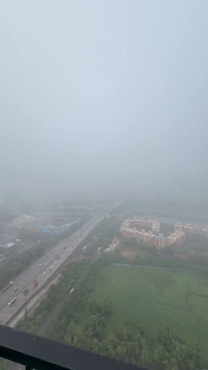 We are entering July now. Visuals from Thane⛈️ #MumbaiRains Heavy Rains and dark weather over most of Mumbai