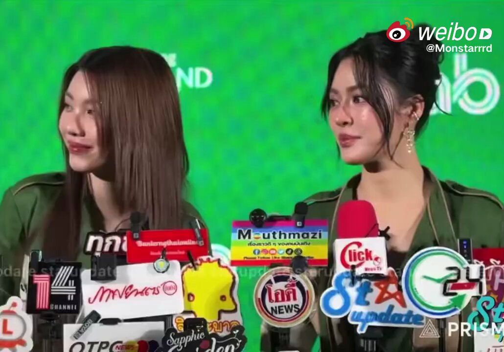 PV: Còn nhiều chi tiết nữa mà, như kiểu: Đừng chạm vào em, đừng có đụng vào em, không được. Orm: Đúng vậy...Không cần ôm, cũng không cần nói chuyện. Ling: Bình thường thôi mà. Họ (nhân vật trong phim) chỉ đang giận dỗi nhau thôi. PV: Bình thường có hay giận dỗi (hay giận) không? Ling: Neen ấy... PV: Thế còn Orm thì sao? Ling: Nhiều lúc không ăn, còn những chuyện khác thì cũng ổn. GRAB LINGORM EVENT #GrabThaiRaresxทททxLingOrm