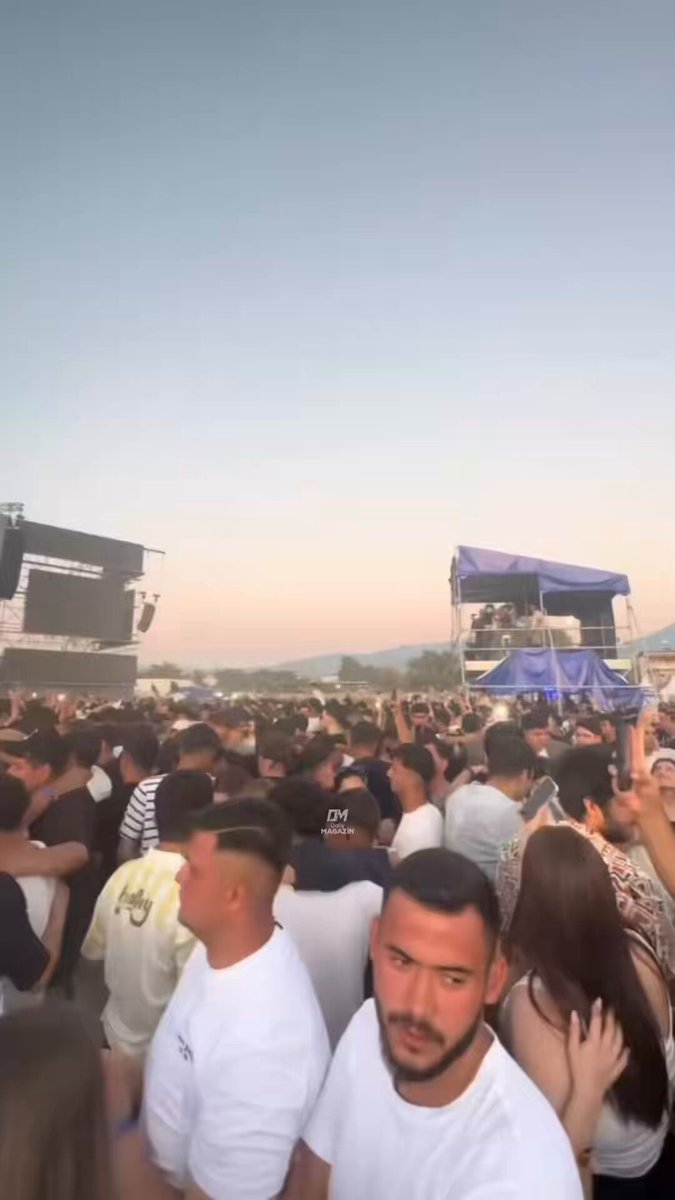 Lvbel C5 konserinde “COOOK PARDON” şarkısı çalınca gençler adeta kendinden geçti.