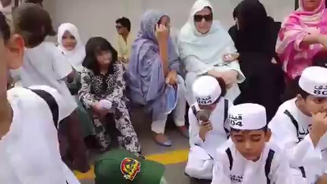 اڈیالہ جیل کے باہر عمران خان کی بہنیں ملاقات کی منتظر بچے قیدیوں والا لباس پہن کر احتجاج کررہے ہیں
