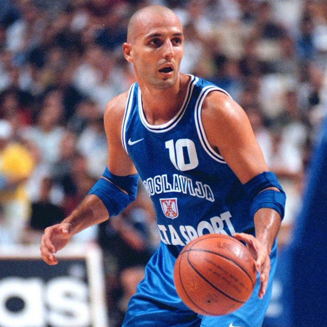 29 años de aquel triple que fue un calco del que anotaba 5 antes. Primer enfrentamiento entre serbios y croatas tras la Guerra de los Balcanes #SashaDjordevic 30/06/1997 #Eurobasket Olímpic Badalona #LeyendasFIBA